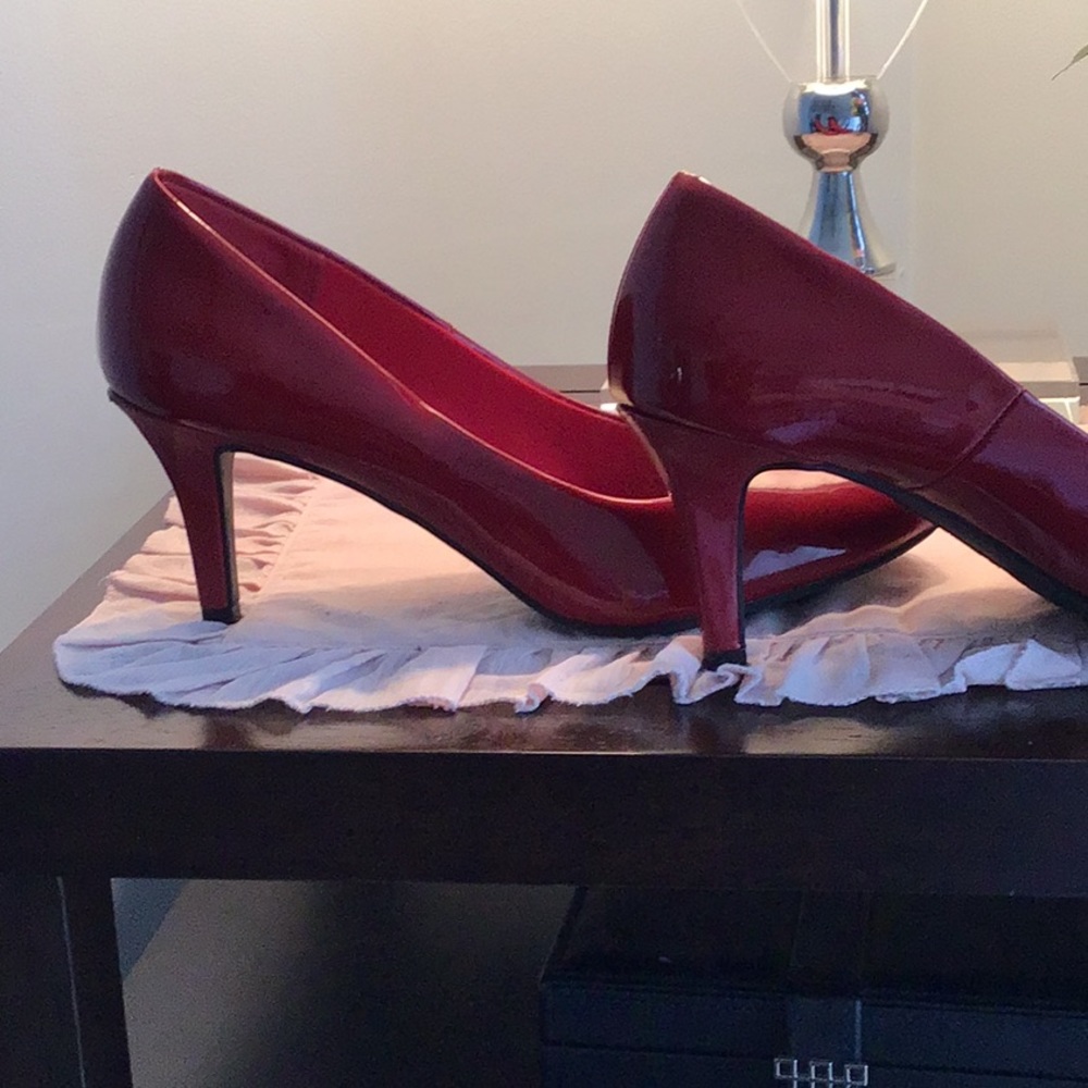 Predictions Comfort Plus Cherry Red Pumps - Picture 3 of 8